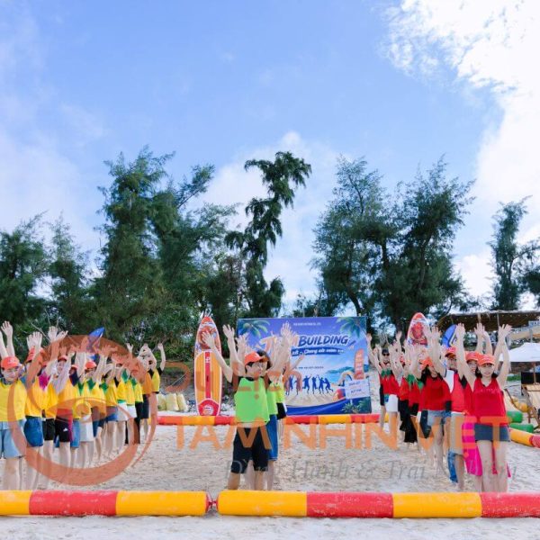 Đoàn khách check-in tại đảo Cô Tô trong chương trình Team Building Quảng Ninh