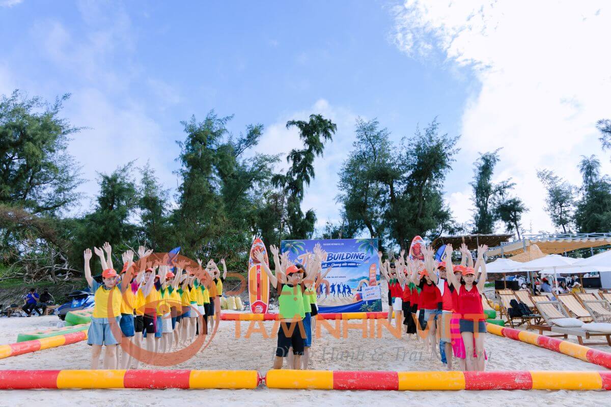 Đoàn khách check-in tại đảo Cô Tô trong chương trình Team Building Quảng Ninh Đoàn khách check-in tại đảo Cô Tô trong chương trình Team Building Quảng Ninh