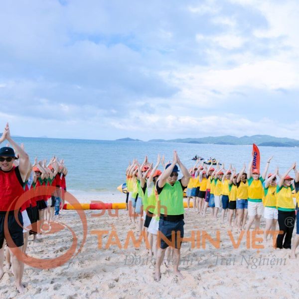 Đoàn khách tham gia Team Building trên bãi biển Vàn Chảy - Tour Cô Tô
