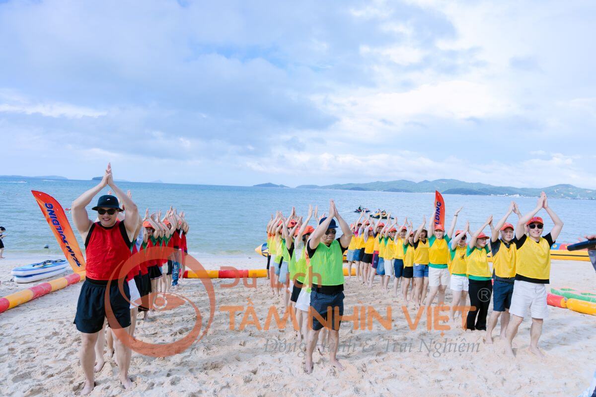 Đoàn khách tham gia Team Building trên bãi biển Vàn Chảy - Tour Cô Tô Đoàn khách tham gia Team Building trên bãi biển Vàn Chảy - Tour Cô Tô