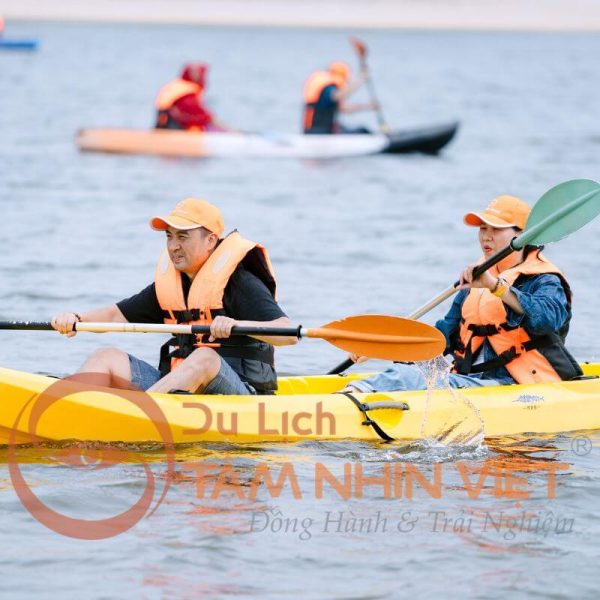 Du khách trải nghiệm chèo thuyền SUP tại bãi biển Đồi Rồng trong tour Team Building