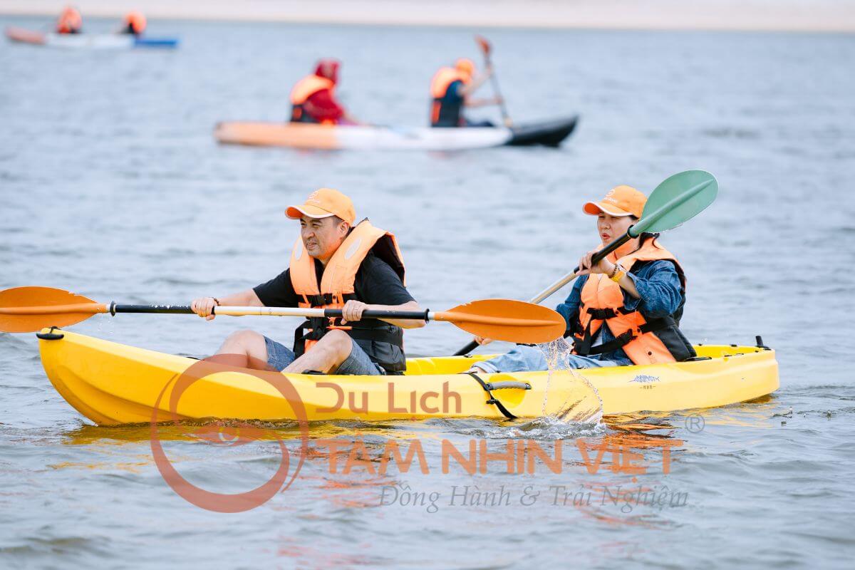 Du khách trải nghiệm chèo thuyền SUP tại bãi biển Đồi Rồng trong tour Team Building Du khách trải nghiệm chèo thuyền SUP tại bãi biển Đồi Rồng trong tour Team Building