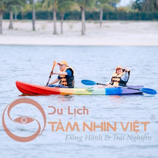 Hoạt động chèo Kayak khám phá bãi biển Đồi Rồng dành cho đoàn doanh nghiệp