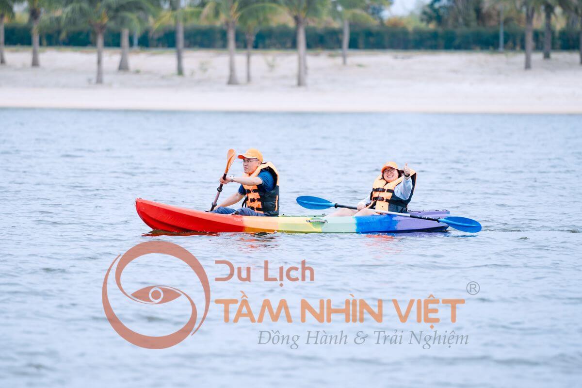 Hoạt động chèo Kayak khám phá bãi biển Đồi Rồng dành cho đoàn doanh nghiệp Hoạt động chèo Kayak khám phá bãi biển Đồi Rồng dành cho đoàn doanh nghiệp
