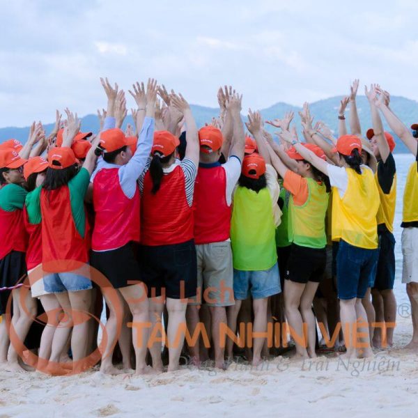 Khám phá bãi biển Hồng Vàn trong tour du lịch Cô Tô Teambuilding 3N2Đ