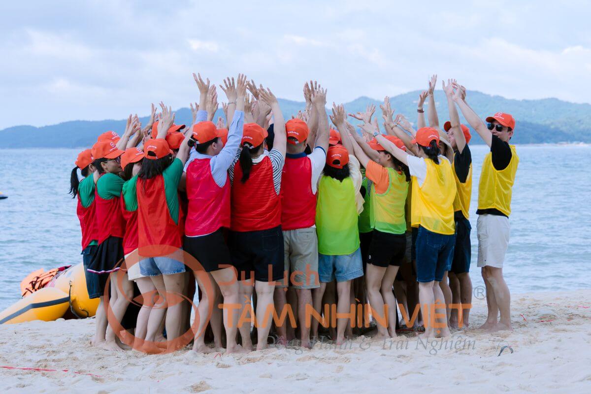 Khám phá bãi biển Hồng Vàn trong tour du lịch Cô Tô Teambuilding 3N2Đ Khám phá bãi biển Hồng Vàn trong tour du lịch Cô Tô Teambuilding 3N2Đ