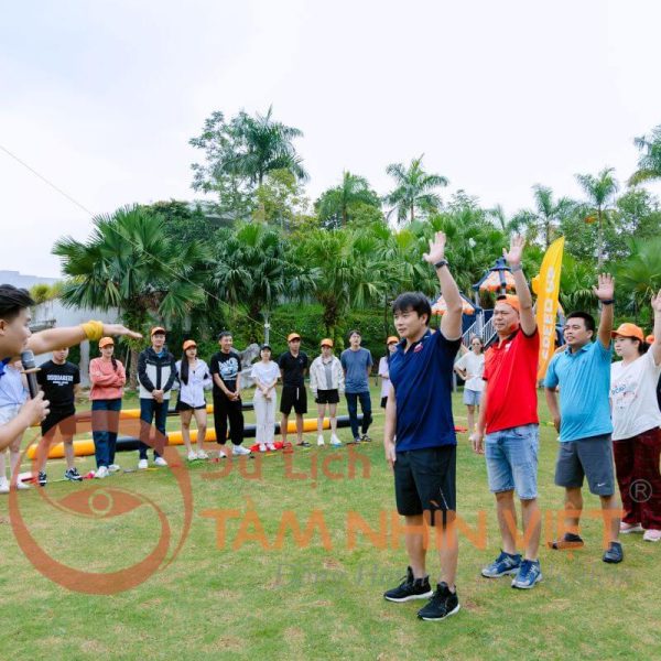 Nhân viên doanh nghiệp tham gia Team Building trên bãi cỏ tại Ivory Villas & Resort Hòa Bình