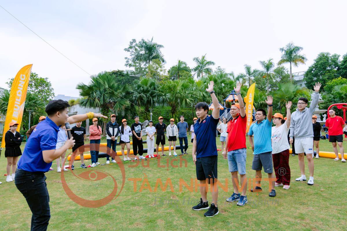 Nhân viên doanh nghiệp tham gia Team Building trên bãi cỏ tại Ivory Villas & Resort Hòa Bình Nhân viên doanh nghiệp tham gia Team Building trên bãi cỏ tại Ivory Villas & Resort Hòa Bình
