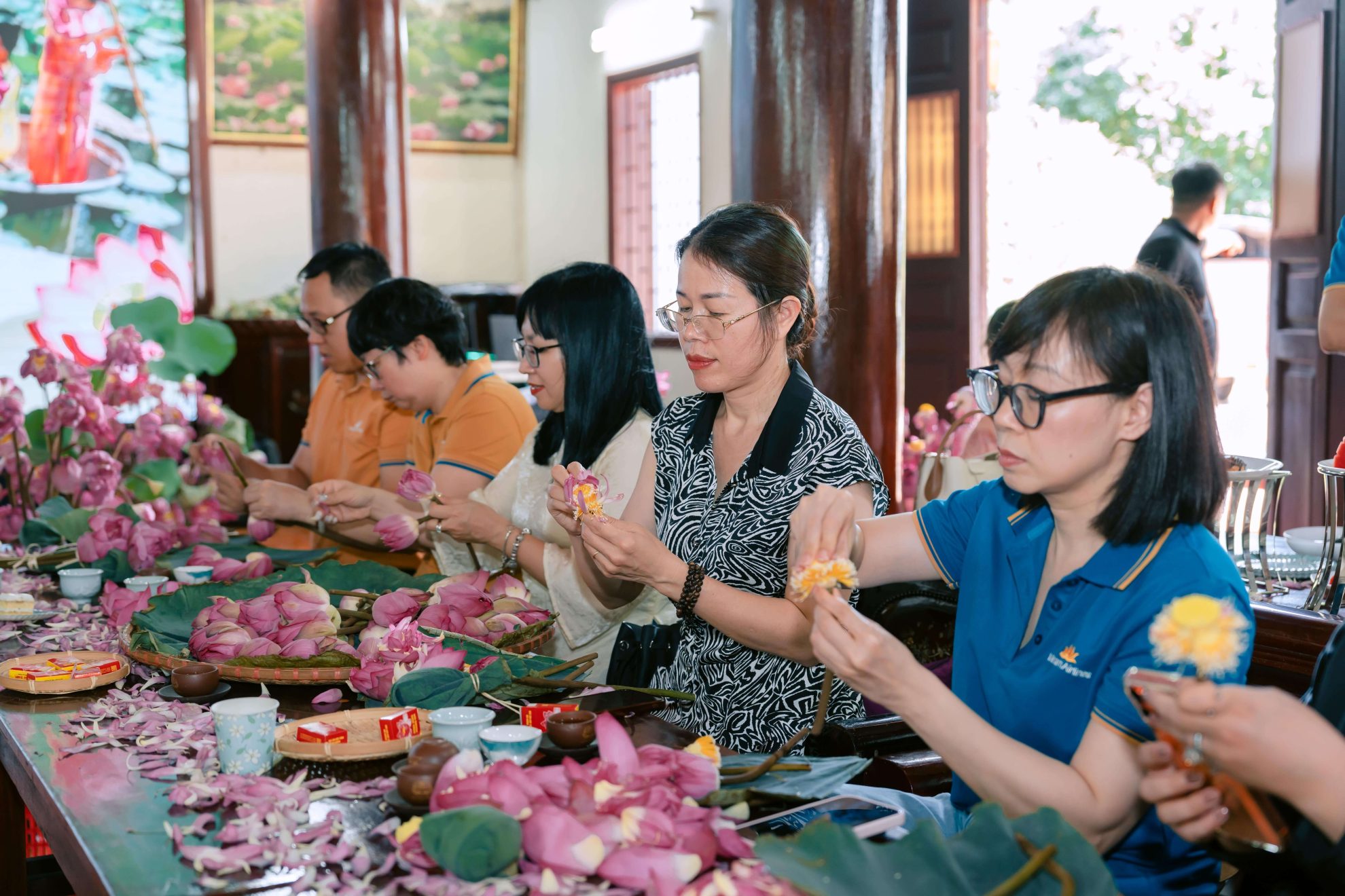 Trải nghiệm nghệ thuật ướp trà sen Tây Hồ