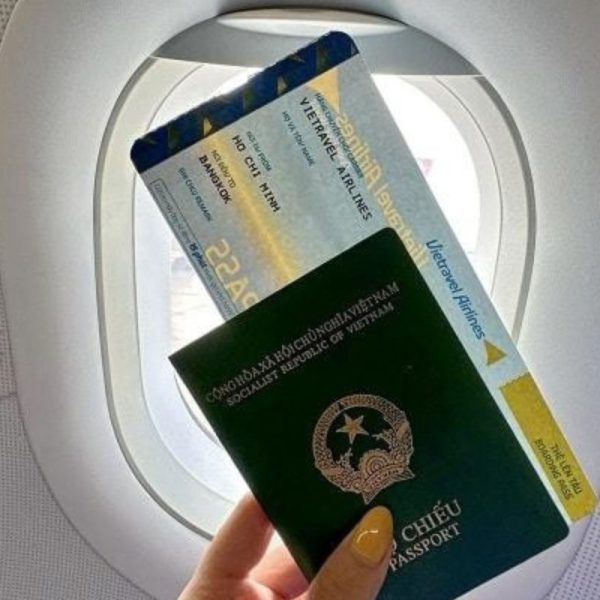 Vé máy bay và hộ chiếu chuẩn bị cho chuyến bay