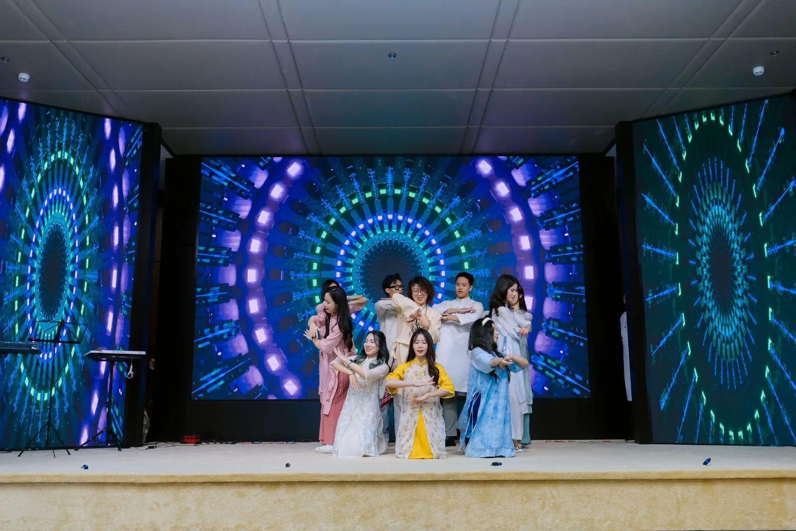 Viet Vision — sân khấu LED ba mặt